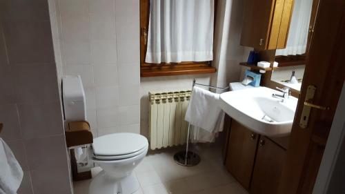 a bathroom with a toilet and a sink at Villa Zita in Champoluc