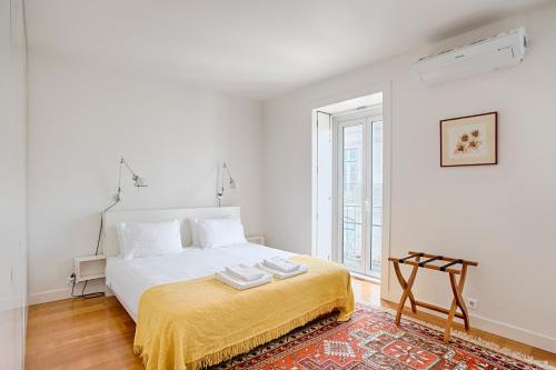リスボンにあるLibest Chiado 1 - Largo do Carmoの白いベッドルーム(ベッド1台、窓付)
