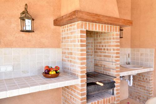 ポルトペトロにあるFinca Sonduriのキッチン(レンガ造りの暖炉、フルーツボウル付)