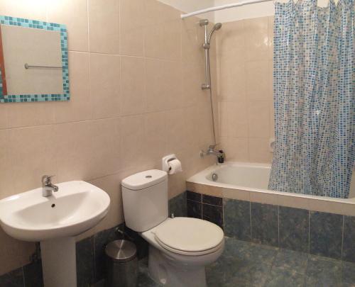 Et badeværelse på Faros Beach Apartment