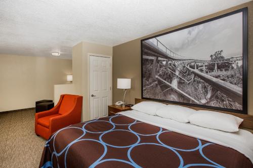 Una cama o camas en una habitación de Super 8 by Wyndham Altoona