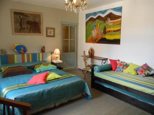 Un pat sau paturi într-o cameră la Le Logis d'ANTIGNY