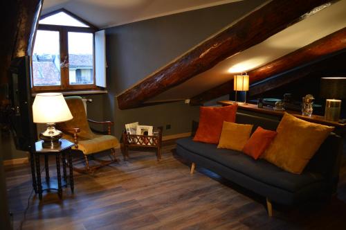 - un salon avec un canapé et une fenêtre dans l'établissement Viola Home, à Turin