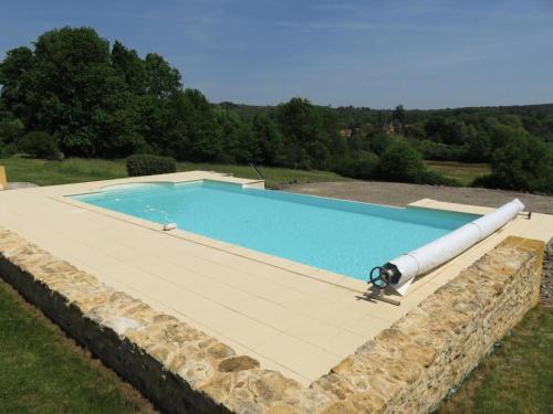 - une piscine au-dessus d'un mur en pierre dans l'établissement Domaine de Manilau, au Buisson de Cadouin