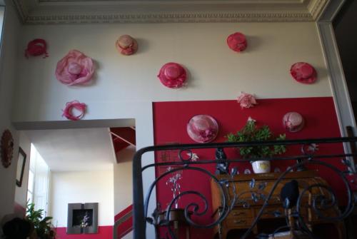 a room with pink flowers on the wall at La Gourmandine in Châtellerault