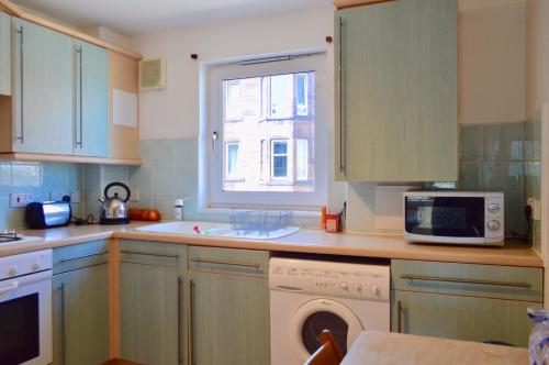 Modern Two Bedroom Flat in Leithにあるキッチンまたは簡易キッチン