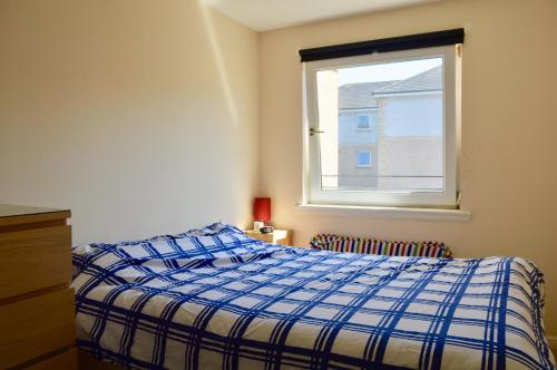 Кровать или кровати в номере Modern Two Bedroom Flat in Leith
