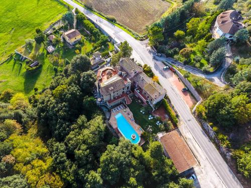 - une vue aérienne sur une grande maison avec une cour dans l'établissement La Gabelletta, à Amelia