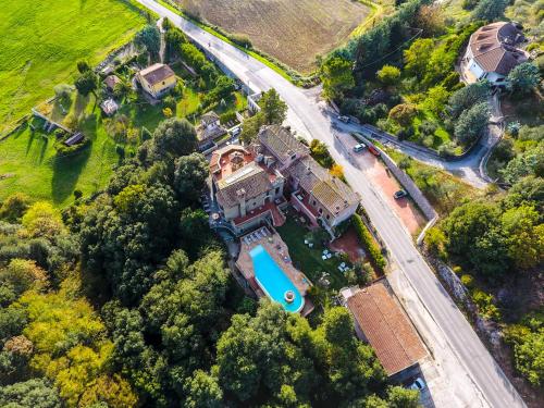 an aerial view of a large house with a yard at La Gabelletta in Amelia