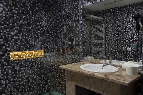 Ett badrum på Garni Hotel Hollywoodland Wellness & Aquapark