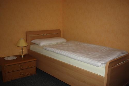 Postel nebo postele na pokoji v ubytování Hotel zum Nordpol