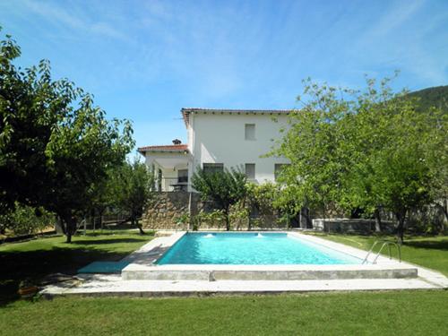 a house with a swimming pool in a yard at aMatalasviñas in Piedralaves