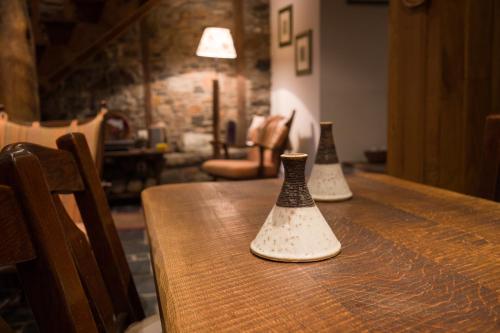 two vases sitting on top of a wooden table at Casa do Pomar in Bragança