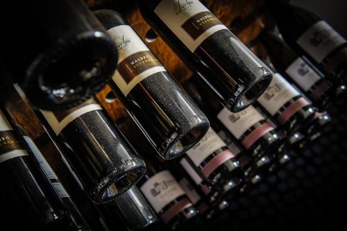 un montón de botellas de vino están alineadas en The Saddleworth Hotel, en Diggle