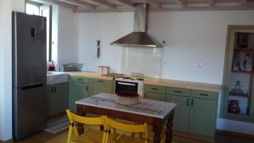コロニにあるElia houseのテーブルと黄色い椅子付きのキッチンが備わります。