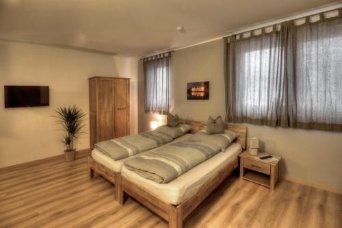 um quarto com uma cama grande num quarto em Pader-Motel em Paderborn