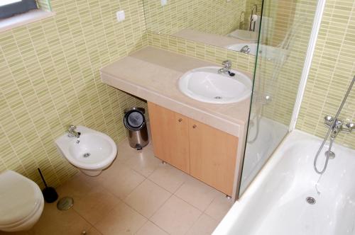 アルブフェイラにあるCorcovadaのバスルーム(洗面台、トイレ付)