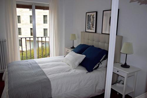 una camera con un grande letto e una finestra di Apartamento Marquesa de Almarza a Salamanca