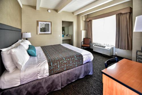 Säng eller sängar i ett rum på City Center Inn and Suites