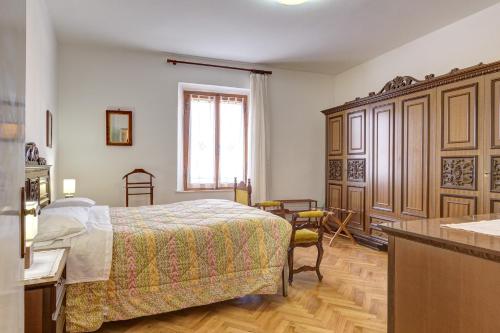 a hotel room with a bed and a kitchen at B&B Il Pozzo in Sinalunga