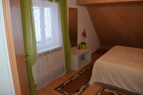 ein kleines Schlafzimmer mit einem Bett und einem Fenster in der Unterkunft Outlet Fewo Metzingen in Metzingen