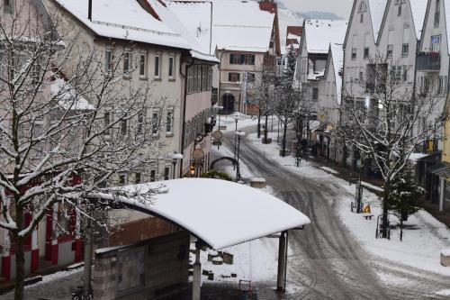 a snow covered street in a city with buildings at Outlet Fewo Metzingen in Metzingen