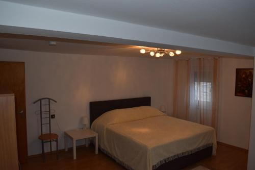 a bedroom with a bed and a chair in it at Outlet Fewo Metzingen in Metzingen