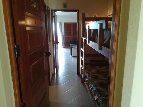 un couloir avec une porte ouverte menant à une chambre dans l'établissement Albufeira INN - Casa da Luz - Bellavista T0, à Albufeira