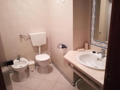 La salle de bains est pourvue de toilettes et d'un lavabo. dans l'établissement Albufeira INN - Casa da Luz - Bellavista T0, à Albufeira