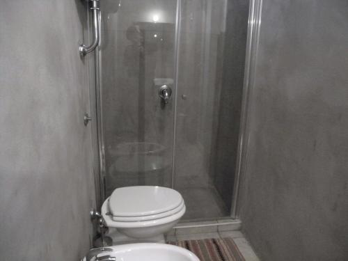 ナポリにあるLa Casaforte art residencyのバスルーム(シャワー、トイレ、洗面台付)