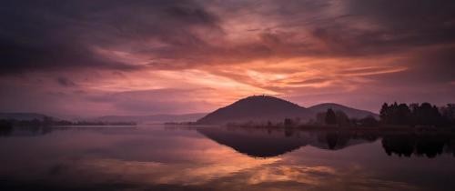 a sunset over a large body of water at Zimmervermietung Vock in Eschwege