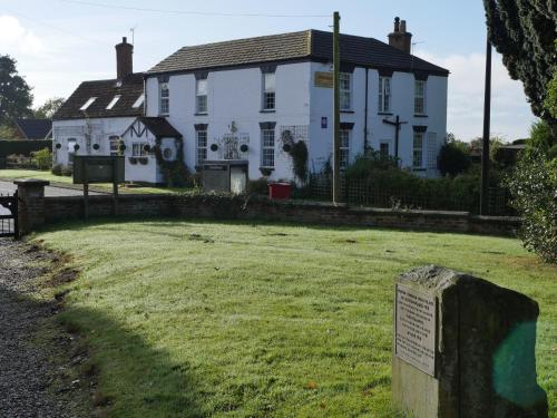 Κήπος έξω από το The Red Lion Inn Partney