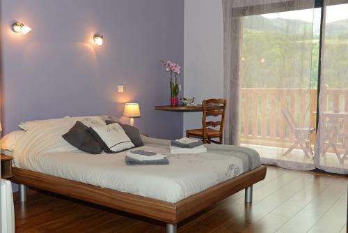 Montrodat的住宿－Lauz'oustal，一间卧室配有一张带椅子的床和一扇窗户