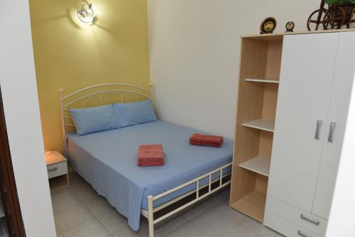 1 dormitorio pequeño con 1 cama con sábanas azules en Cosy Studio, en Marsalforn