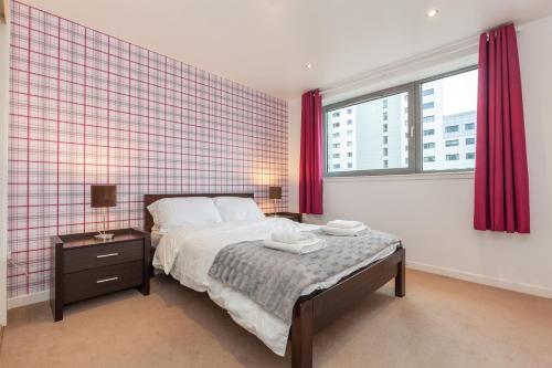 Een bed of bedden in een kamer bij Stylish Apartment