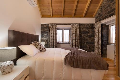ein Schlafzimmer mit einem Bett in einem Zimmer in der Unterkunft Casa do Leme in Arco da Calheta