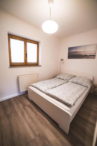 a bedroom with a bed in a room at Ferienwohnung am Aubach in Schwerin