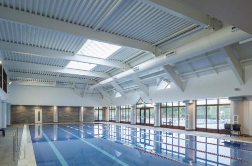 una gran piscina con un gran techo y ventanas en Stylish Apartment en Edimburgo