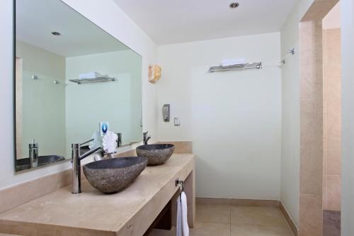 Ett badrum på Sandos Caracol Eco Resort All Inclusive