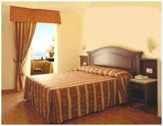 En eller flere senge i et værelse på Hotel Corallo