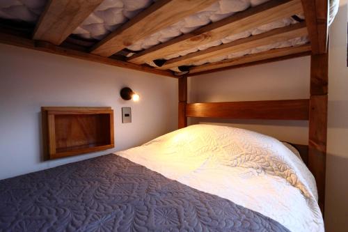sypialnia z łóżkiem w pokoju w obiekcie Mar de Lobos w mieście Matanzas