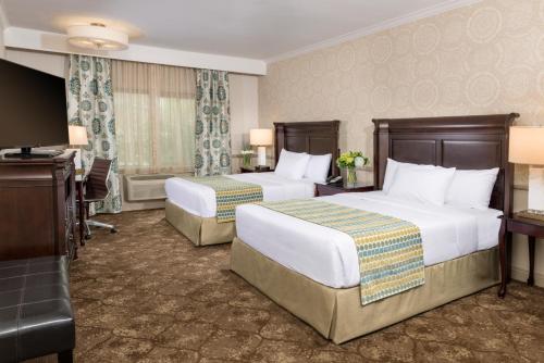 安納海姆的住宿－約巴林達/阿納海姆山艾瑞斯套房酒店，酒店客房设有两张床和电视。
