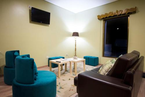 a living room with a couch and chairs and a table at Beleza Serra Guide Hotel in Geres