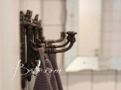 a close up of a towel rack with a tie at Dragondrum Bed & Kitchen in Ullerslev