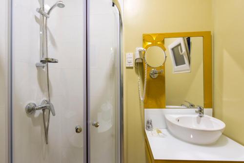 Kylpyhuone majoituspaikassa Beleza Serra Guide Hotel