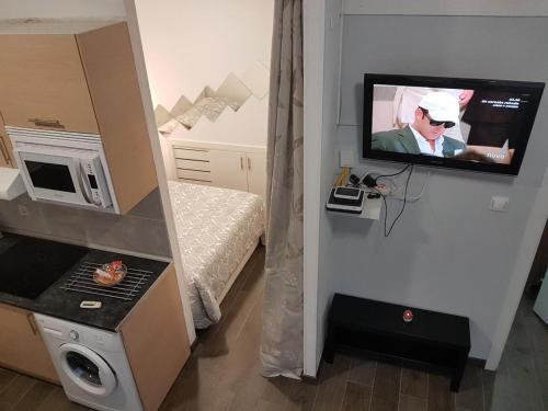 a small room with a tv on a wall at Bonito Apto Barrio del Pilar Smart Fit in Madrid