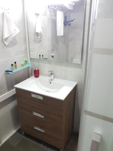 a bathroom with a sink and a mirror at Bonito Apto Barrio del Pilar Smart Fit in Madrid