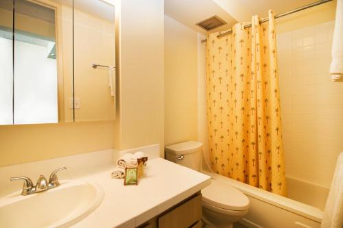 La salle de bains est pourvue d'un lavabo, de toilettes et d'une douche. dans l'établissement Aloha Oasis, Ocean View Studio, Near Waikiki Beach, à Honolulu