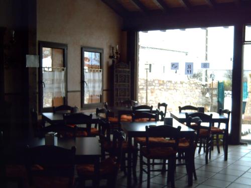 A restaurant or other place to eat at La Cerca de Doña Jimena