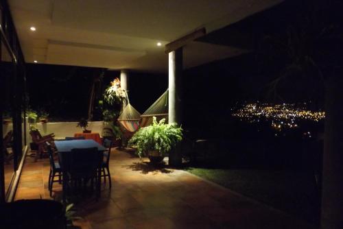 a night view of a patio with a table and chairs at Casa Marlui-San José in Curridabat